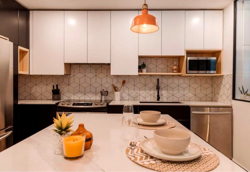 Comptoir de quartz, dosseret géométrique et armoires de cuisine blanches installés par IDC à Pointe-Saint-Charles, Montréal