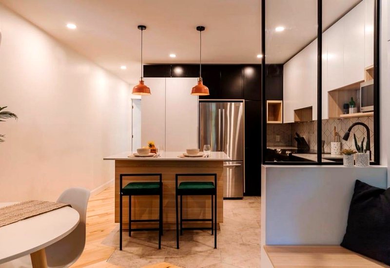 Cuisine livrée par IDC à Pointe-Saint-Charles, Montréal : îlot avec comptoir de quartz, armoires blanches et noires installées et ajustées
