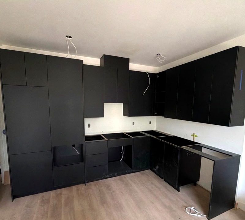 Cuisine en L avec caissons noirs et colonnes pleine hauteur installés par IDC à Montréal